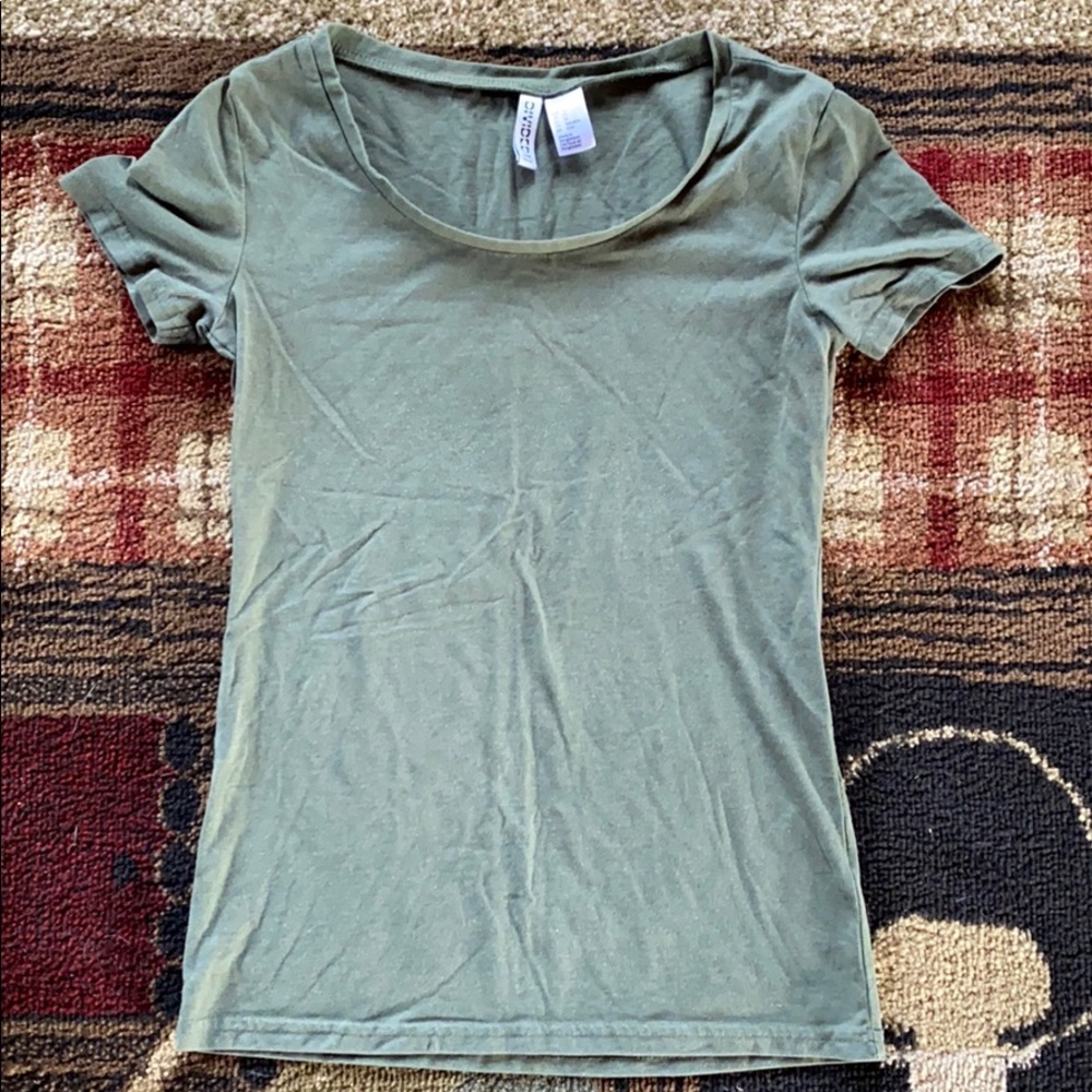 green v-neck tee